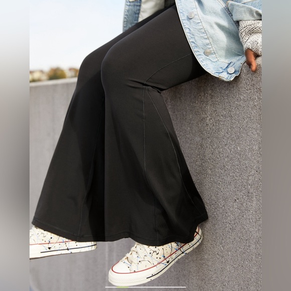 Extra Flare Real Me Aerie Leggings - Picture 1 of 2